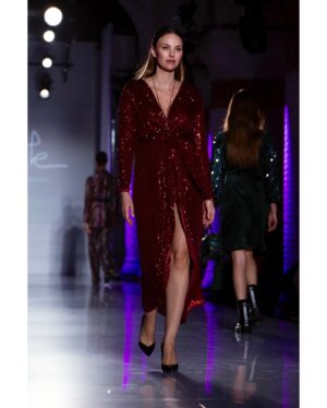 Helen Lindes Instagram - Ayer comenzó la semana de la moda, y me hizo recordar hace 5 años cuando desfilé embarazada de 6 meses, con mi niña Aura dentro. 🥰🥰 Vaya experiencia tan bonita, enriquecedora y empoderadora. He visto algunas modelos embarazadas también en esta edición y agradezco y aplaudo a los diseñadores que lo muestran. 👏👏 #modeloembarazada #desfileembarazada