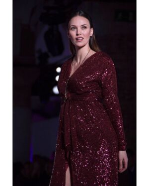 Helen Lindes Instagram - Ayer comenzó la semana de la moda, y me hizo recordar hace 5 años cuando desfilé embarazada de 6 meses, con mi niña Aura dentro. 🥰🥰 Vaya experiencia tan bonita, enriquecedora y empoderadora. He visto algunas modelos embarazadas también en esta edición y agradezco y aplaudo a los diseñadores que lo muestran. 👏👏 #modeloembarazada #desfileembarazada
