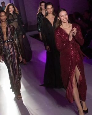 Helen Lindes Instagram - Ayer comenzó la semana de la moda, y me hizo recordar hace 5 años cuando desfilé embarazada de 6 meses, con mi niña Aura dentro. 🥰🥰 Vaya experiencia tan bonita, enriquecedora y empoderadora. He visto algunas modelos embarazadas también en esta edición y agradezco y aplaudo a los diseñadores que lo muestran. 👏👏 #modeloembarazada #desfileembarazada