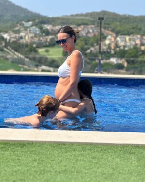 Helen Lindes Instagram - Bye bye summer!! Un verano lleno de emociones, despedidas, nuevos retos y muchas fotos de barrigas incipientes 🥰 Pero sobretodo un verano muy familiar y lleno de amor!! Empezamos nuevo curso lleno de ilusiones y cambios… #verano2024 #nuevatemporada #nuevocurso @rudy5fernandez