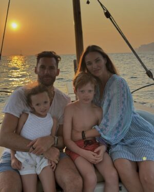 Helen Lindes Instagram - Bye bye summer!! Un verano lleno de emociones, despedidas, nuevos retos y muchas fotos de barrigas incipientes 🥰 Pero sobretodo un verano muy familiar y lleno de amor!! Empezamos nuevo curso lleno de ilusiones y cambios… #verano2024 #nuevatemporada #nuevocurso @rudy5fernandez