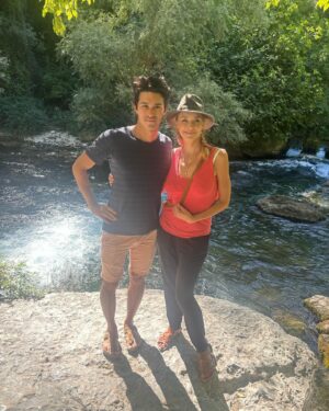 Hélène de Fougerolles Instagram - Semaine avec mon petit frère @thaizabi dans mon #luberon adoré ! #ocresroussillon #fontainedevaucluse #lepetitcafeoppede #seashepherd #chezpauletteeygalieres 
☀️☀️☀️💖😉