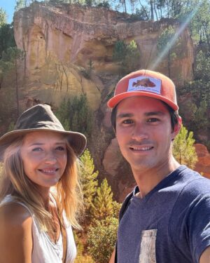 Hélène de Fougerolles Instagram - Semaine avec mon petit frère @thaizabi dans mon #luberon adoré ! #ocresroussillon #fontainedevaucluse #lepetitcafeoppede #seashepherd #chezpauletteeygalieres 
☀️☀️☀️💖😉