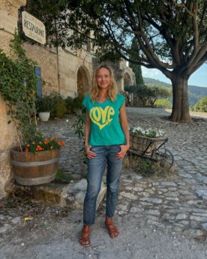 Hélène de Fougerolles Instagram - HEUREUSE !!🙏🏻☀️💖 (pas en raison d’un événement ou une raison ou un espoir… ) juste: HEUREUSE☀️☀️☀️
Ma nouvelle vie! Ma région #vaucluse PARADIS☀️ MERCI LA VIE!
📷 @mathieu.blin
Tee shirt @one1tee 💖 @ingridlaure 🌟