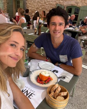 Hélène de Fougerolles Instagram - Semaine avec mon petit frère @thaizabi dans mon #luberon adoré ! #ocresroussillon #fontainedevaucluse #lepetitcafeoppede #seashepherd #chezpauletteeygalieres 
☀️☀️☀️💖😉