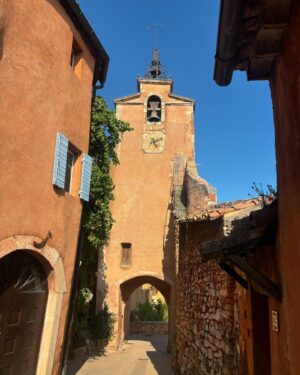 Hélène de Fougerolles Instagram - Semaine avec mon petit frère @thaizabi dans mon #luberon adoré ! #ocresroussillon #fontainedevaucluse #lepetitcafeoppede #seashepherd #chezpauletteeygalieres 
☀️☀️☀️💖😉