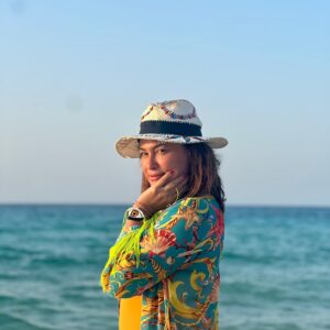 Hend Sabry Instagram - Captured by my bestie @eventyabyhanan_akil 🌅🌅☀️🌊🌊