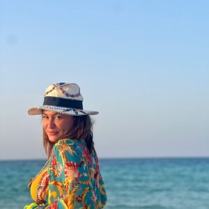 Hend Sabry Instagram - Captured by my bestie @eventyabyhanan_akil 🌅🌅☀️🌊🌊