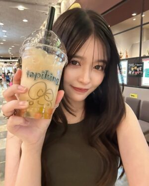 Hina Kagei Instagram - _
24時間テレビ inくまもと 
カジサックさんと田中美久ちゃんとご一緒できました^ - ^
地元で24時間テレビに参加できて嬉しかった〜
会場にも沢山の方が朝から来てくれていて本当に
いっぱいの愛で包まれていたなと実感しました🔆
対面募金に参加してくれた沢山の皆様もありがとうございました！
また地元熊本に帰ってこれるように頑張ります〜

トークショーの時に話してたタピキングも
帰りに無事買えた🙂‍↕️🫶🏻