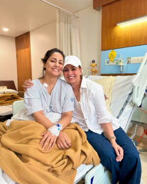 Hina Khan Instagram - This Picture is from the Day of My Very First Chemo. And this Angel of a Woman surprised me all of a sudden in the hospital. She has been there With me , guiding me , motivating me and illuminating my Path before me during this toughest phase of my life. She is a Hero. She is a Super Human Being. 
She went out of her way to make sure my journey was Easier than hers, she lifted my spirits and comforted me every step of the Way. Her Hardships became my Life Lessons. Her Love and Kindness became my benchmark and her Courage became my Greatest Goal. We became friends and shared our individual experiences but she never once made me feel that I was alone, she made it through and she made sure that I Realise and believe that I would too. (InshaAllah)
May you always be this divine, beautiful soul Dear Mahima.
Happy Birthday love ❤️ 
All my family sends you blessings. All my being sends you Love. Muuuuah  @mahimachaudhry1 

#womanforwoman #strongwomen