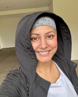Hina Khan Instagram - Everything Hurts,Lekin smile nahi jaani chahiye.. Haina?
So many problems, can’t even Eat properly without feeling pain. But that’s No reason to be negative. 
I choose to Smile and encourage myself. I tell myself that all this will be over and we will get through this (InshaAllah) 
One Smile at a Time. 🙂

DUA 🤲