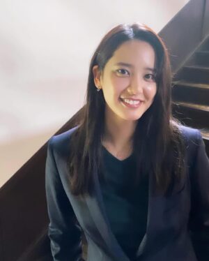 Hirona Yamazaki Instagram - ❤️‍🔥
「#恋愛バトルロワイヤル」
@netflixjp にて
本日より配信開始です。
私もちょこっと参加させていただきました。
初めての弁護士役。
弁護士バッジ、わーい🙌
#NETFLIX
#安西怜奈
#安西先生…！