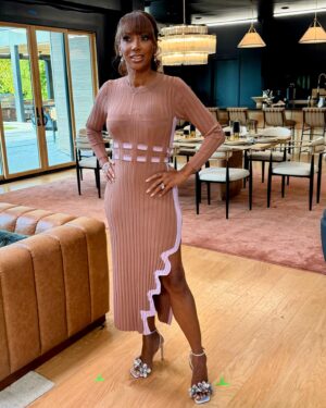 Holly Robinson Peete Instagram - 🫶🏽🎬 ✨ #6daystill60 🙏🏽🎂

Hair @thehairfetish 
MU @_beatbeauty_ 
Styling @stylearchitects_ 
Dress @ph5official