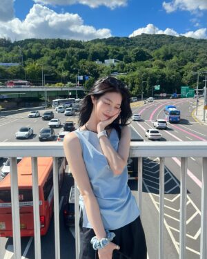 Hong Bi-ra Instagram - 날씨가 너무 좋아셔🙂‍↔️🫧🩵 #selfie