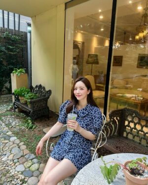 Hong Soo-ah Instagram - 노빠꾸 끝나구 양재천🍹
풉 🤭궁금하쥬 ㅋㅋㅋ