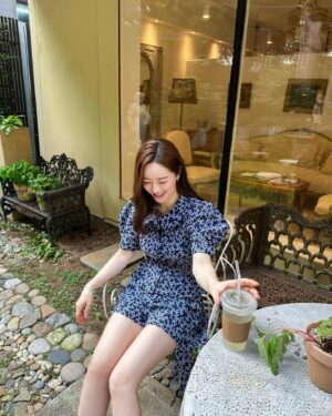 Hong Soo-ah Instagram - 노빠꾸 끝나구 양재천🍹
풉 🤭궁금하쥬 ㅋㅋㅋ