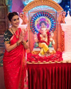 Hrishitaa Bhatt Instagram - On the auspicious occasion of Ganesh Chaturthi, we wish you and your loved ones a joyous celebration filled with prosperity, good fortune, and wisdom. May Lord Ganesha’s blessings guide us towards a path of success, happiness, and harmony.

May this festive season bring new opportunities and growth for you.

Ganpati Bappa Moriya🙏💐

Styled by - @stylebyriyajain
Assisted by- @moreprachi__
Outfit- @jarierabanaras
PR @sonyashaikh
MUA-  @manish_kerekar
Hair by - @bollywoodhairartist
Clicked by - @anirudh_ramteke @abhi_nair1997
Managed by - @moushumibanerji