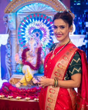 Hrishitaa Bhatt Instagram - On the auspicious occasion of Ganesh Chaturthi, we wish you and your loved ones a joyous celebration filled with prosperity, good fortune, and wisdom. May Lord Ganesha’s blessings guide us towards a path of success, happiness, and harmony.

May this festive season bring new opportunities and growth for you.

Ganpati Bappa Moriya🙏💐

Styled by - @stylebyriyajain
Assisted by- @moreprachi__
Outfit- @jarierabanaras
PR @sonyashaikh
MUA-  @manish_kerekar
Hair by - @bollywoodhairartist
Clicked by - @anirudh_ramteke @abhi_nair1997
Managed by - @moushumibanerji
