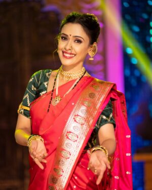 Hrishitaa Bhatt Instagram - On the auspicious occasion of Ganesh Chaturthi, we wish you and your loved ones a joyous celebration filled with prosperity, good fortune, and wisdom. May Lord Ganesha’s blessings guide us towards a path of success, happiness, and harmony.

May this festive season bring new opportunities and growth for you.

Ganpati Bappa Moriya🙏💐

Styled by - @stylebyriyajain
Assisted by- @moreprachi__
Outfit- @jarierabanaras
PR @sonyashaikh
MUA-  @manish_kerekar
Hair by - @bollywoodhairartist
Clicked by - @anirudh_ramteke @abhi_nair1997
Managed by - @moushumibanerji