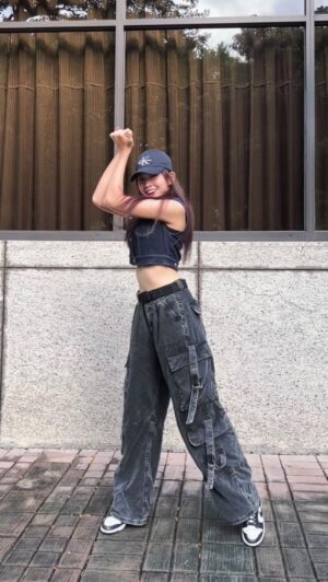 Hsin-Ling Chi Instagram - KARINA-UP spice it up up up❗️roll up

@aespa_official @katarinabluu 
#kpopdancecover #kpopdance #karina #karinaup #updancecover #updancechallenge