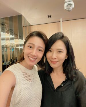 Huang Weiting Instagram - 是的。
又完成了一個角色～ #林秋伶 
#我們六個 @daai_drama 
-
這部劇本只能說真的令人很不捨～每次都不忍直視。
但很感恩大家給我機會，讓我這次可以採用另外的心態去演戲
用的一樣是「勇敢」的寫照。
-
演員就是乘著別人生命的船，跟著機會一起去體驗。
我們就像是另一台創作錄像機，把別人的人生用想像的方式盡收眼底，自己融合、內化、感受、心動
最後合力完成一部，整理好的故事😌
傾訴、共鳴。
-
謝謝我們六個大孩子，雖然聚在一起的時間不多。
但大家都專業的不像話～
也謝謝導演跟我老爸給我的隱形壓力🤣🤣（就是在說馬哥）
還有我好想跟她一起玩演戲的金太太
希望之後還要再更多地方遇到你們。
讓我壓力爆棚算了啦🤣
-
更謝謝我們累慘的劇組人員，你們把我們大孩子保護得這麼好。
還有還有，謝謝我這次的小貴人～沒有妳的話，我不會再次當位姊姊🫶🏻
-
請大家期待～
#我們六個
完全理當要用復古顏色的一篇貼文
