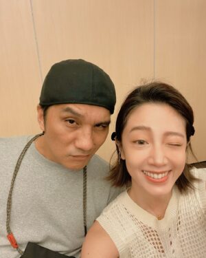 Huang Weiting Instagram - 是的。
又完成了一個角色～ #林秋伶 
#我們六個 @daai_drama 
-
這部劇本只能說真的令人很不捨～每次都不忍直視。
但很感恩大家給我機會，讓我這次可以採用另外的心態去演戲
用的一樣是「勇敢」的寫照。
-
演員就是乘著別人生命的船，跟著機會一起去體驗。
我們就像是另一台創作錄像機，把別人的人生用想像的方式盡收眼底，自己融合、內化、感受、心動
最後合力完成一部，整理好的故事😌
傾訴、共鳴。
-
謝謝我們六個大孩子，雖然聚在一起的時間不多。
但大家都專業的不像話～
也謝謝導演跟我老爸給我的隱形壓力🤣🤣（就是在說馬哥）
還有我好想跟她一起玩演戲的金太太
希望之後還要再更多地方遇到你們。
讓我壓力爆棚算了啦🤣
-
更謝謝我們累慘的劇組人員，你們把我們大孩子保護得這麼好。
還有還有，謝謝我這次的小貴人～沒有妳的話，我不會再次當位姊姊🫶🏻
-
請大家期待～
#我們六個
完全理當要用復古顏色的一篇貼文