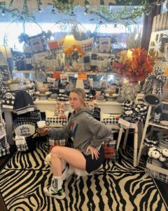 Actress Iliza Shlesinger HD Instagram Photos and Wallpapers September 2024