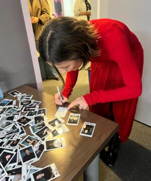 Ilse Salas Instagram - El vestido rojo @ferragamo 🥰  styling :  @candanoclau  Y riendo porque ¡hay motivos !