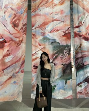 Im Min-su Instagram - 🫶🏻
오늘은 오랜만에 마곡에 와서 반가운 얼굴도 보고
멋진 전시도 봤어요
멀리서 보는 느낌과 자세히 설명을 들으면서 보는 작품은 완전히 다른 느낌이죠
덕분에 맛있는것도 먹고 여유로운 하루를 보냈답니당💕

#스페이스k #spacek #카일리매닝 #황해