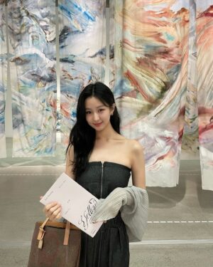Im Min-su Instagram - 🫶🏻
오늘은 오랜만에 마곡에 와서 반가운 얼굴도 보고
멋진 전시도 봤어요
멀리서 보는 느낌과 자세히 설명을 들으면서 보는 작품은 완전히 다른 느낌이죠
덕분에 맛있는것도 먹고 여유로운 하루를 보냈답니당💕

#스페이스k #spacek #카일리매닝 #황해