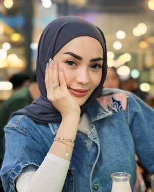 Imel Putri Cahyati Instagram - Kalau mau baperin ketua tuh pake effort bukan cuma pake typing “ hai cantik “ , mana menyala 😜🔥🔥