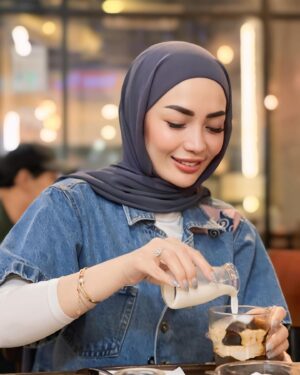 Imel Putri Cahyati Instagram - Kalau mau baperin ketua tuh pake effort bukan cuma pake typing “ hai cantik “ , mana menyala 😜🔥🔥