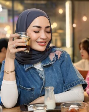 Imel Putri Cahyati Instagram - Kalau mau baperin ketua tuh pake effort bukan cuma pake typing “ hai cantik “ , mana menyala 😜🔥🔥