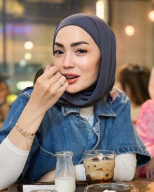 Imel Putri Cahyati Instagram - Kalau mau baperin ketua tuh pake effort bukan cuma pake typing “ hai cantik “ , mana menyala 😜🔥🔥