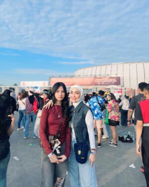 Imel Putri Cahyati Instagram - Yang penting udah nonton @brunomars bareng anak cantik happy.. keun bae teu apal oge laguna nu penting ngocoblak we 🤣

#masyallahtabarakallah #brunomarsconcert2024🇮🇩
