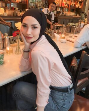 Imel Putri Cahyati Instagram - Salah satu manfaat jogging adalah memompa jantung agar kuat dan ga kaget kalau ternyata dia lebih milih orang lain 🤭😉