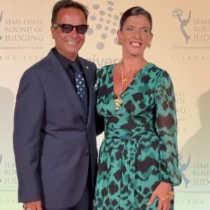 Inês Castel-Branco Instagram - Esta noite é uma das minhas preferidas. É um prazer estar numa sala com a nata da nata das pessoas que fazem televisão em Portugal. Obrigada André Sampaio e @iemmys por não desistirem e elevarem sempre a fasquia. Eu tento elevar também o meu jeito para a passadeira vermelha mas é sempre um sacrifício 😬 valha-me o @zepmau que me dá o braço quando é preciso ❤️ e agora as pessoas responsáveis por este look : 👗 Vestido lindo @marciano da  @companhiasolucoes 💍Jóias bonitonas da @carolinacurado 💄 make up incrível da não menos incrível @cristinagomes.makeup e 🪮 o cabelo que deu trabalho da maravilhosa @madmoisellehairstylist para @griffehairstyle  Obrigada obrigada obrigada