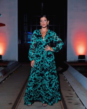 Inês Castel-Branco Instagram - Esta noite é uma das minhas preferidas. É um prazer estar numa sala com a nata da nata das pessoas que fazem televisão em Portugal. Obrigada André Sampaio e @iemmys por não desistirem e elevarem sempre a fasquia. Eu tento elevar também o meu jeito para a passadeira vermelha mas é sempre um sacrifício 😬 valha-me o @zepmau que me dá o braço quando é preciso ❤️ e agora as pessoas responsáveis por este look : 👗 Vestido lindo @marciano da  @companhiasolucoes 💍Jóias bonitonas da @carolinacurado 💄 make up incrível da não menos incrível @cristinagomes.makeup e 🪮 o cabelo que deu trabalho da maravilhosa @madmoisellehairstylist para @griffehairstyle  Obrigada obrigada obrigada