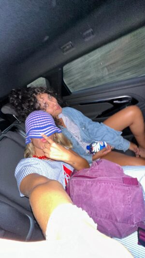 Inês Gutierrez Instagram - Vou crescendo, continuo a adorar férias em grupo, mas sei que a idade as torna mais  desafiantes em conjunto. Nem que seja porque há quem tenha filhos e há quem não tenha. Há quem durma bem e há quem durma mal. Há quem queira piscina, e depois há quem queira praia. Há quem madrugue, e há quem se deite às tantas. Há quem queira cozinhar e há quem prefira ir ao restaurante. Há quem queira a casa toda limpa e organizada e há quem nem goste de pensar nisso… Por isso, quando tenho dias TÃO BONS como estes com amigos no Alentejo, em que apenas estivemos a Saber Viver, juntos ou separados, certos ou errados, a beber vinho ou a beber água, a fotografar ou a ver as ovelhas, a dar mergulhos ou a partilhar histórias, a dar conselhos ou a recebê-los, a beber vinho ou a beber água,… mas em que não perdi um segundo a pensar nestes desafios que escrevi anteriormente. Há amizades bonitas! Os 32 anos fazem-me olhar para estas coisas com outros olhos.
