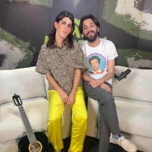 Inês Lopes Gonçalves Instagram - "A vida, o meu filho, o meu tempo, toda a gente, as pessoas de quem eu gosto, a minha filha, os meus netos, a minha mulher, o meu pai, eu."- dez respostas diferentes para a mesma pergunta: quem é que manda em ti? 
Em mim manda neste momento uma grande vontade de agradecer, antes de mais nada, a todos os que ouviram, comentaram e apreciaram esta primeira temporada do Não Mandas em Mim e aos convidados que dispensaram o seu precioso tempo para estes dois dedos de conversa.
E depois à @dacia_portugal que me pôs ao volante disto e me deixou ir pelos caminhos que me apetecesse sem nunca dizer "por aí não". Ao @miguelscisaac que fez o roadmap (eu já vou parar com o léxico automobilístico, aguentem) e que eu adoro que mande um bocadinho em mim. 
À @laranetomakeup, @soares_cat e @vanessamarquesstyling que me maquilham, penteiam e vestem para esta e mil outras aventuras 🫶
Ao meu rico marido @ivocosta e ao @quimalbergaria que fizeram o mais perfeiro dos jingles perfeitos e ao @sapo que nos recebeu. 
E em vocês, quem é que manda?