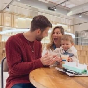 Inés Palombo Instagram - Esta vez el truco no salió muy bien pero nos divertimos y Feli se terminó tomando su licuado…

Qué no hacemos por un hijo no? Dormir poco, ser más creativos, hacer un poco el ridículo, resignar cosas que nos gustan, desarrollar capacidades que nunca  imaginamos y hasta animarnos a hacer cosas que nos daban miedo (en mi caso el manejo). 

El amor todo lo puede ❤️ 

Ustedes qué hacen o hicieron por sus hijos que no se esperaban? 

#maternidad #familia #magia