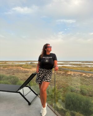 Inês Simões Instagram - ☀️A terminar o verão com a minha Beatriz a sul, vim pela primeira vez (para mim pelo menos) a Cabanas de Tavira. 

2 - A nossa vista do quarto no @ap.cabanas ;

3-A praia a 5 minutos a pé, com travessia no barco solar, tudo super sustentável !

4-É também um Adults Only por isso há paz e sossego na piscina 🤣

5- Tem Regime de tudo incluído, com vários restaurantes à escolha e bar aberto!

6- Um dos restaurantes (grelhados only)☺️

7- O regresso às aulas começa daqui a dias e estamos a despedir-nos deste verão magnífico que tivemos este ano, repleto de muitas memórias boas!

8- Adoro slow mornings!

9- O rooftop no pôr do sol é ainda mais especial

10- Quis deitar me nestas camas mas tive medo de fazer figuras por isso amanhã vou cheia de coragem 🤣 #apcabanasbeachnature #cabanasdetavira