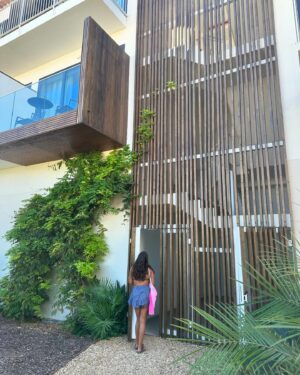 Inês Simões Instagram - ☀️A terminar o verão com a minha Beatriz a sul, vim pela primeira vez (para mim pelo menos) a Cabanas de Tavira. 

2 - A nossa vista do quarto no @ap.cabanas ;

3-A praia a 5 minutos a pé, com travessia no barco solar, tudo super sustentável !

4-É também um Adults Only por isso há paz e sossego na piscina 🤣

5- Tem Regime de tudo incluído, com vários restaurantes à escolha e bar aberto!

6- Um dos restaurantes (grelhados only)☺️

7- O regresso às aulas começa daqui a dias e estamos a despedir-nos deste verão magnífico que tivemos este ano, repleto de muitas memórias boas!

8- Adoro slow mornings!

9- O rooftop no pôr do sol é ainda mais especial

10- Quis deitar me nestas camas mas tive medo de fazer figuras por isso amanhã vou cheia de coragem 🤣 #apcabanasbeachnature #cabanasdetavira