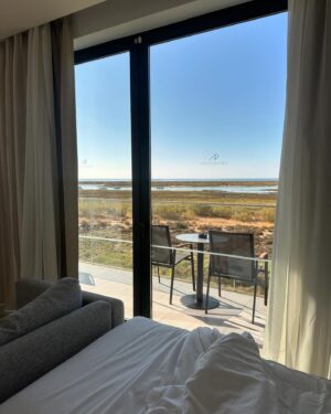 Inês Simões Instagram - ☀️A terminar o verão com a minha Beatriz a sul, vim pela primeira vez (para mim pelo menos) a Cabanas de Tavira. 

2 - A nossa vista do quarto no @ap.cabanas ;

3-A praia a 5 minutos a pé, com travessia no barco solar, tudo super sustentável !

4-É também um Adults Only por isso há paz e sossego na piscina 🤣

5- Tem Regime de tudo incluído, com vários restaurantes à escolha e bar aberto!

6- Um dos restaurantes (grelhados only)☺️

7- O regresso às aulas começa daqui a dias e estamos a despedir-nos deste verão magnífico que tivemos este ano, repleto de muitas memórias boas!

8- Adoro slow mornings!

9- O rooftop no pôr do sol é ainda mais especial

10- Quis deitar me nestas camas mas tive medo de fazer figuras por isso amanhã vou cheia de coragem 🤣 #apcabanasbeachnature #cabanasdetavira