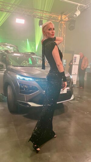 Ingrid Grudke Instagram - Si. Este vestido me lo confeccionó mi mamá en 3 días, en un total de seis horas 😁con un molde de mi vestido de mi fiesta de egresados del año 93 que lo tenía  guardado de recuerdo en el placard de su casa y le sirvió de base para la armar este vestido negro que fue para el evento presentación de un nuevo modelo de auto. 
Pueden creer que le me lo probé y me cerró el cierre!  Todavía me anda!! Justo, pero me entró! O sea, sigo teniendo las mismas medidas que a los 17 años. 🤪😄
Cómo este evento surgió estando yo en Posadas le pedí a mi madre que me confeccione un vestido exprés ! Y así fue. 
Las mujeres de antes,sabían mucho de costuras ya que no era común acceder a una tienda de finos vestidos o a un diseñador de modas.
Hablo de esta zona de #loshelechos, misiones. Lugar de chacras donde se crió mi mamá Imagínense que la ciudad de Oberá recién este año cumplió 96 años desde su fundación y mi mamá tiene 81 años.  Que quiero decir con esto? Que en aquella época era casi todo monte y no llegaban tan fácil las cosas que necesitaban por lo que la mayoría de las veces la gente se lo creaba con lo que había. Era muy común que las mujeres confeccionen  la ropa para toda la familia, Incluso sus propios vestidos de novia. 
Por eso , sabiendo de las habilidades de mi mamá le pedí que me cosiera un vestido exprés y así lo hizo. 👗😍🥰 te amo mamá ! Siempre, todo es si! Dale! Todo lo hace sin miedo y con mucha alegría. 🤩