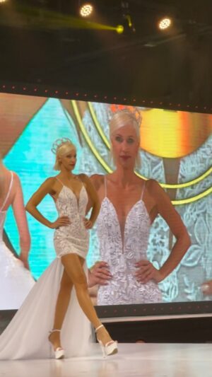 Ingrid Grudke Instagram - Prueba, Ensayo, Acción! Pasarela ! 😄
Pasada  @marecoac en @silkeymundial 
Ser una modelo profesional es saber preocuparse por cada detalle de cada marca o diseño. Hay que saber que vas a mostrar al publico en un desfile, se ensaya todo, como lo comunicas, como lo vas a lucir, los detalles que tiene esa prenda, con que zapatos van, si te andan bien, si tenes duda de algo lo probas en pasarela antes de que entre el publico que va a ver el desfile. 
Estudias cada pasada para no tener inconvenientes en el momento de que empieza el show ! Esto es un vivo! No hay edicion, ni fotoshop,  es la realidad el público ve y siente todo .
Por eso me gusta llegar a los desfiles con tiempo. Porque somos muchas las personas trabajando en un desfile.