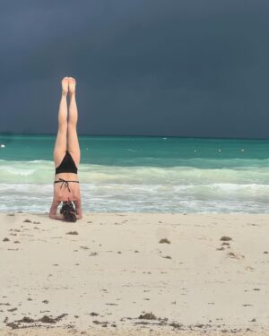 Irene Azuela Instagram - Pasa tanto en un intento, en el hacerlo y caerse y volverlo a hacer, cambia el color del cielo, el viento sopla en otra dirección, las olas llegan y se van, caen gotas, sale a saludar el sol. @belmondmaroma