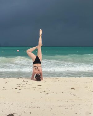 Irene Azuela Instagram - Pasa tanto en un intento, en el hacerlo y caerse y volverlo a hacer, cambia el color del cielo, el viento sopla en otra dirección, las olas llegan y se van, caen gotas, sale a saludar el sol. @belmondmaroma