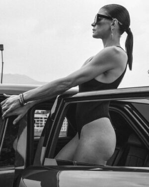 Irene Azuela Instagram - Lady in a car in black and white. @karlalisker para @m__milenio @sarahgorereeves @betsytay