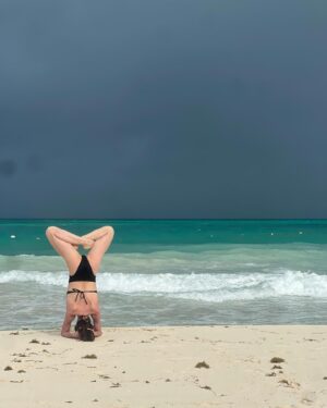 Irene Azuela Instagram - Pasa tanto en un intento, en el hacerlo y caerse y volverlo a hacer, cambia el color del cielo, el viento sopla en otra dirección, las olas llegan y se van, caen gotas, sale a saludar el sol. @belmondmaroma